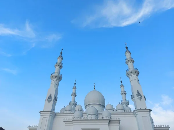 Depok Indonesia June 2022 Masjid Thohir Велична Біла Мечеть Розташована — стокове фото