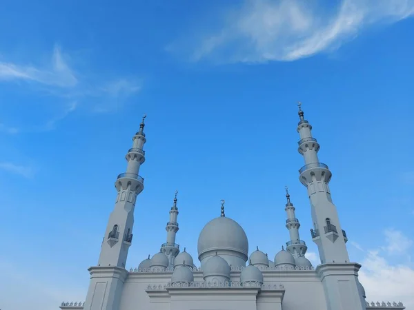 2022年6月21日 Masjid Thohir ポドモロゴルフビューエリア ボゴール 西ジャワ州 インドネシアに位置する壮大な白いモスク — ストック写真