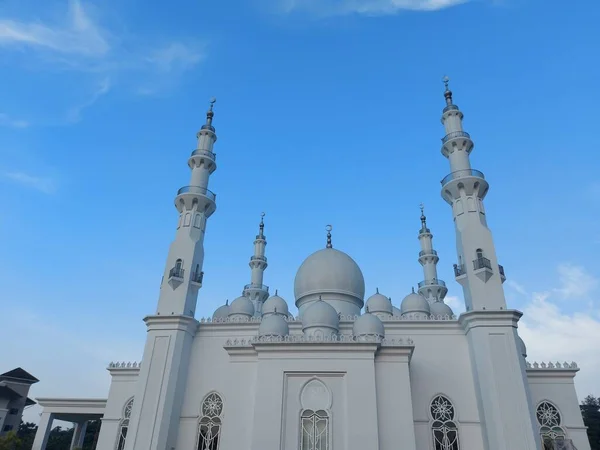 Depok Indonesia Giugno 2022 Masjid Thohir Una Magnifica Moschea Bianca — Foto Stock