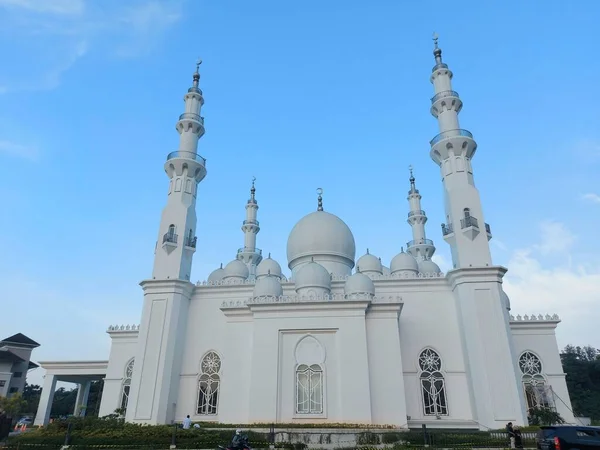 2022年6月21日 印度尼西亚德波克 Masjid Thohir 印度尼西亚西爪哇茂物Podomoro Golf View地区一座宏伟的白色清真寺 — 图库照片