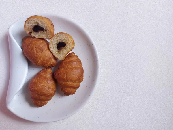 Mini Croissant Cheio Chocolate Derretido Fundo Isolado Branco — Fotografia de Stock