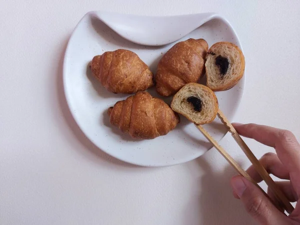 Mini Croissant Gefüllt Mit Geschmolzener Schokolade Isolierter Hintergrund Weiß — Stockfoto