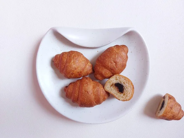 Mini Croissant Töltött Olvadt Csokoládé Elszigetelt Háttér Fehér — Stock Fotó