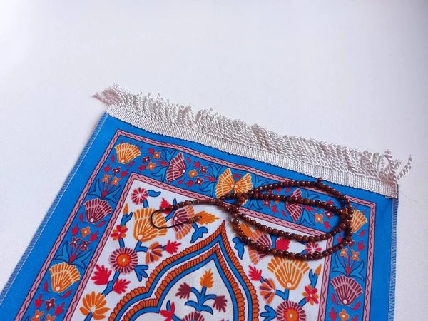 床にはサジャダや祈祷用の敷物が敷き詰められている イスラム教の概念 白で隔絶された背景 コピースペース — ストック写真
