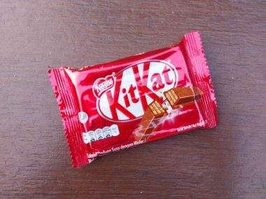Bogor, Endonezya-Haziran 22 2022: gofretle sütlü çikolata karışımı. Plastik ambalajlı Yuvarlak Kitkat markası. Tatlı tat