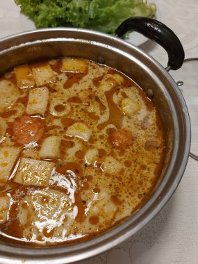 Bir tencere sıcak tencere, shabu-shabu veya suki. Lezzetli bir tat. Deniz ürünleri ve sebze suyu..