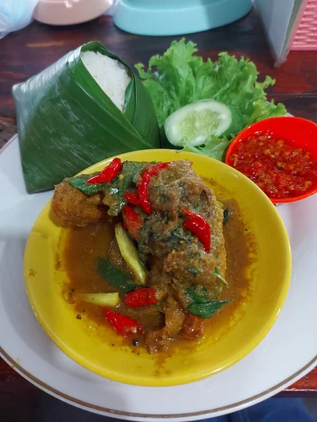 조미료로 닭고기 Pesmol 인도네시아의 부족의 전형적 순무적 향신료를 곁들인 요리이다 — 스톡 사진