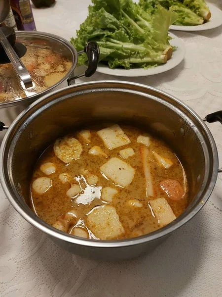 鍋やしゃぶしゃぶやすきの鍋 おいしいですね 魚介類とスープで構成され — ストック写真
