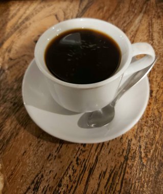 Beyaz fincanda geleneksel siyah kahve.