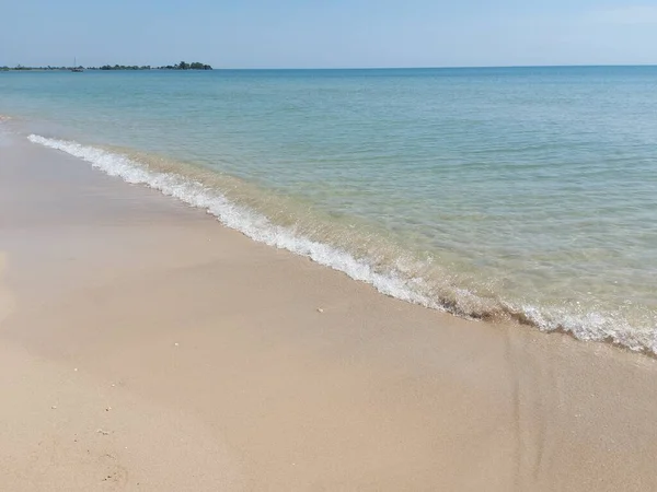 海岸和海岸线上的白沙滩和蓝色海水 — 图库照片