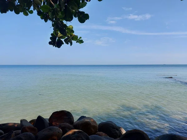 配以岩石 木瓜叶和椰子叶 蓝色的海景 美丽的 平静的 平静的 — 图库照片