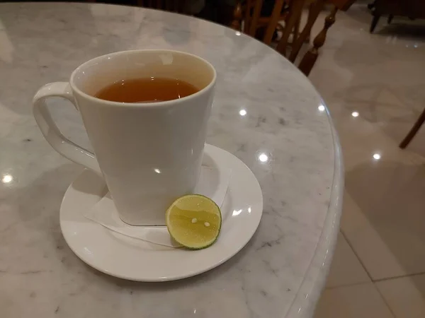 Hot Lime Green Lemon Tea Served White Porcelain Mug Sweet — Stockfoto