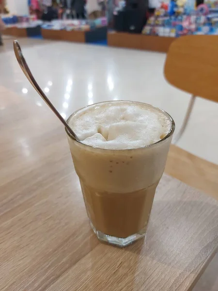 Καφέ Βανίλια Latte Πάγο Αναμειγνύεται Ένα Ποτήρι Γλυκιά Γεύση — Φωτογραφία Αρχείου
