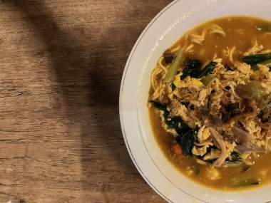 mie tek-tek. Bandung City, Endonezya 'dan otantik bir yiyecek. Hardal yeşili haşlanmış şehriye, taze soğan, tavuk eti, acılı ve baharatlı.