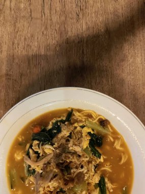 mie tek-tek. Bandung City, Endonezya 'dan otantik bir yiyecek. Hardal yeşili haşlanmış şehriye, taze soğan, tavuk eti, acılı ve baharatlı.