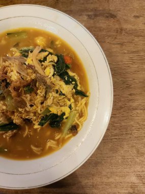 mie tek-tek. Bandung City, Endonezya 'dan otantik bir yiyecek. Hardal yeşili haşlanmış şehriye, taze soğan, tavuk eti, acılı ve baharatlı.