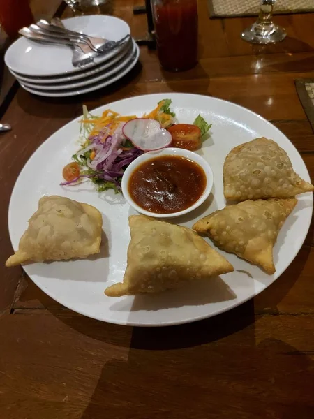 Samosa Galinha Comida Autêntica Arábia Saudita Bolos Fritos Triangulares Conteúdo — Fotografia de Stock