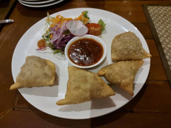 Chicken Samosa Authentic Food Saudi Arabia Triangular Fried Pastries Contents — Stock Fotó