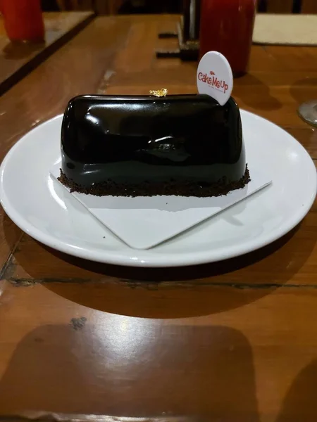 Bandung Indonesia July 2022 Шоколадный Торт Подается Белой Тарелке — стоковое фото