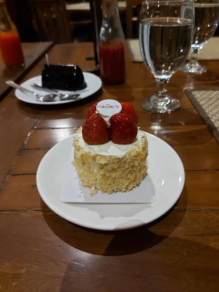 Bandung Ινδονησία Ιούλιος 2022 Κέικ Τυρί Φράουλα Λευκό Πιάτο — Φωτογραφία Αρχείου