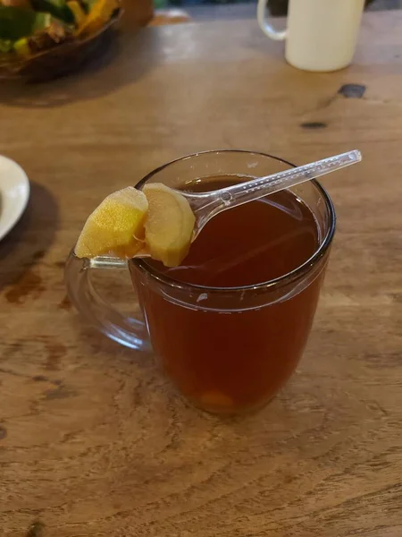 Hot Ginger Tea Glass Served Brown Wooden Table Healthy Drink — Stock Photo, Image