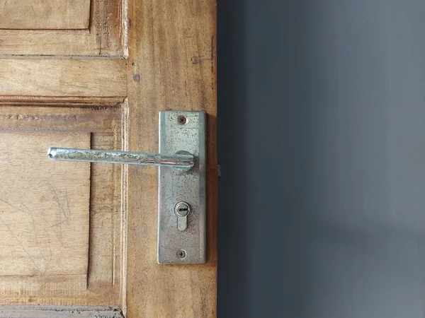 Porta Madeira Velha Com Alça Porta Enferrujada Fundo Isolado Espaço — Fotografia de Stock