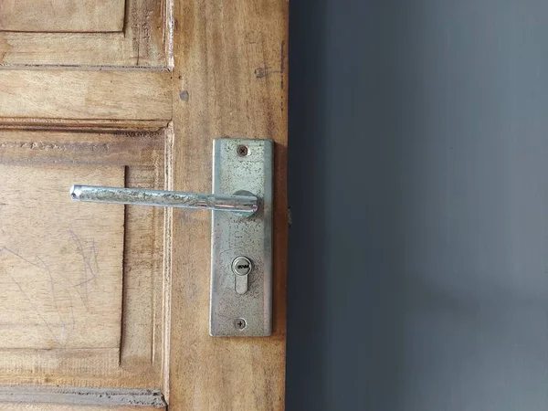 Old Wood Door Rusty Door Handle Isolated Background Copy Space — 스톡 사진