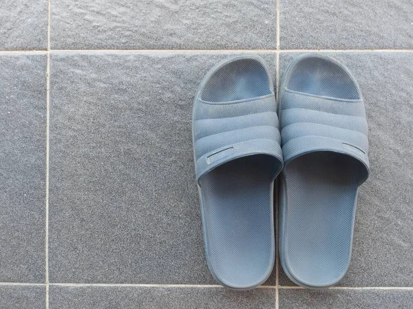 Blue Rubber Sandals Grey Floor Dirty Dusty — Stockfoto