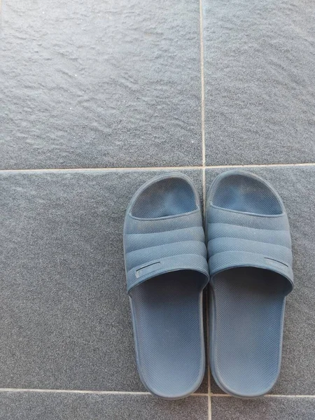 Blue Rubber Sandals Grey Floor Dirty Dusty — Foto Stock