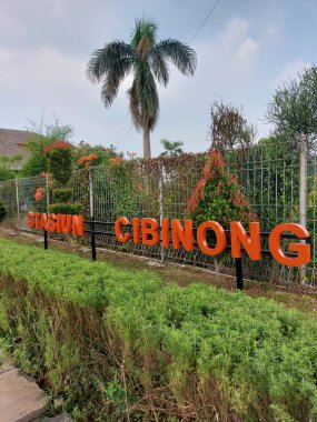 bogor, indonesia-july 7 2022: stasiun cibinong signboard installed in the beautiful park. located in bogor city, indonesia. 