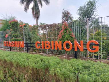Bogor, Endonezya-Temmuz 7 2022: güzel parka stasiun cibinong tabelası monte edildi. Bogor şehrinde, Endonezya 'da. 