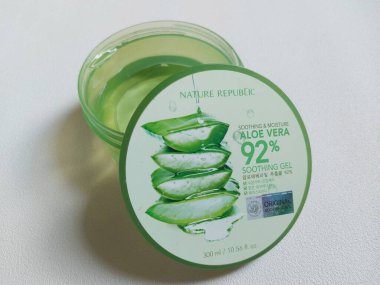 Bogor, Endonezya-Temmuz 6 2022: yeşil plastik bardakta yatıştırıcı ve nemlendirici aloe vera jeli. Kore 'den doğa cumhuriyeti markası. Ünlü marka. Korece metinlerle. izole edilmiş arkaplan