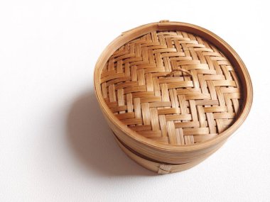 Bambudan yapılmış geleneksel buharlı gemi. Dim Sum 'u tüttürmek için kullanılır. izole edilmiş arka plan beyaz. kopyalama alanı.