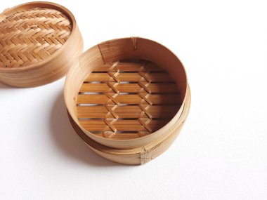Bambudan yapılmış geleneksel buharlı gemi. Dim Sum 'u tüttürmek için kullanılır. izole edilmiş arka plan beyaz. kopyalama alanı.