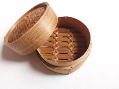 Bambudan yapılmış geleneksel buharlı gemi. Dim Sum 'u tüttürmek için kullanılır. izole edilmiş arka plan beyaz. kopyalama alanı.