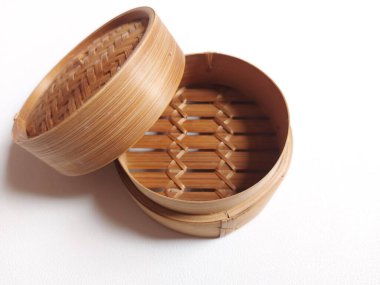 Bambudan yapılmış geleneksel buharlı gemi. Dim Sum 'u tüttürmek için kullanılır. izole edilmiş arka plan beyaz. kopyalama alanı.