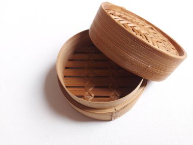Bambudan yapılmış geleneksel buharlı gemi. Dim Sum 'u tüttürmek için kullanılır. izole edilmiş arka plan beyaz. kopyalama alanı.