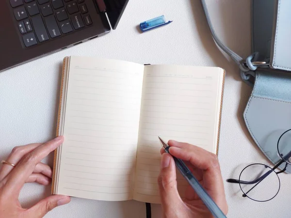 Prázdný Program Vybaven Notebookem Taškou Brýlemi Perem Izolované Pozadí Bílé — Stock fotografie