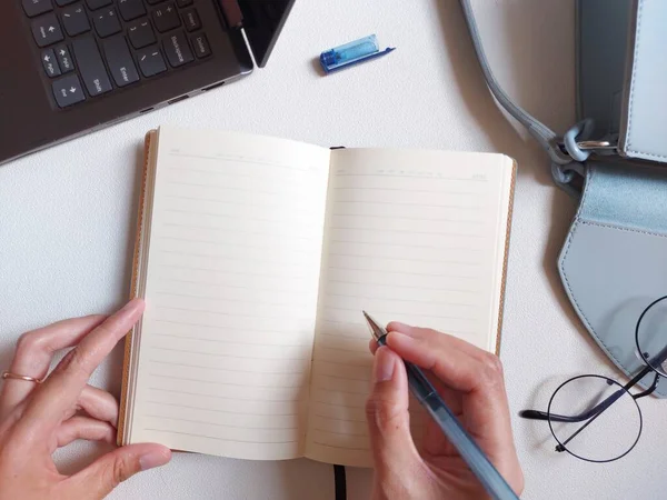 Prázdný Program Vybaven Notebookem Taškou Brýlemi Perem Izolované Pozadí Bílé — Stock fotografie