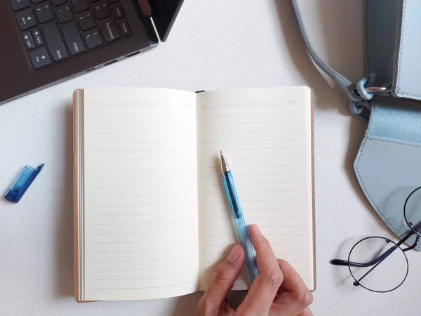 Prázdný Program Vybaven Notebookem Taškou Brýlemi Perem Izolované Pozadí Bílé — Stock fotografie