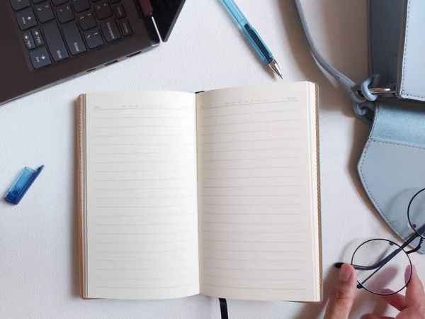 Prázdný Program Vybaven Notebookem Taškou Brýlemi Perem Izolované Pozadí Bílé — Stock fotografie