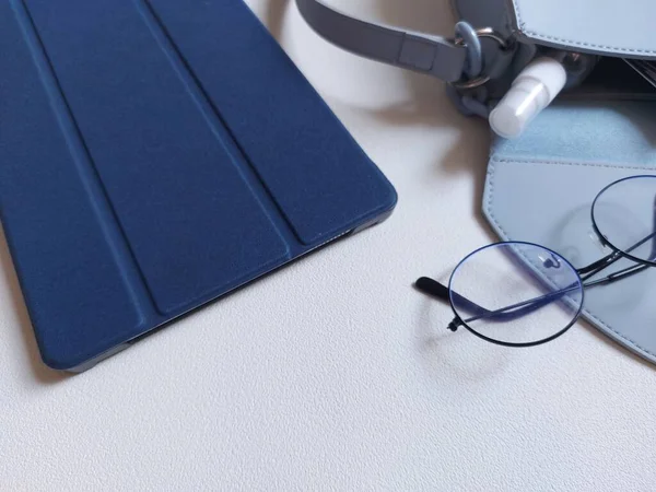 Tabletu Brýlemi Koncepce Pracovní Doby Izolované Pozadí Bílé Minimalistická Estetická — Stock fotografie
