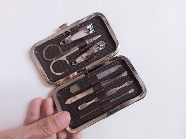 seyahat manikür pedikür seti. izole edilmiş arka plan beyaz. minimalist fotoğrafçılık. 