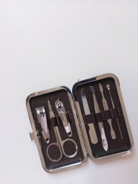 seyahat manikür pedikür seti. izole edilmiş arka plan beyaz. minimalist fotoğrafçılık. 