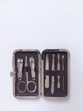 seyahat manikür pedikür seti. izole edilmiş arka plan beyaz. minimalist fotoğrafçılık. 