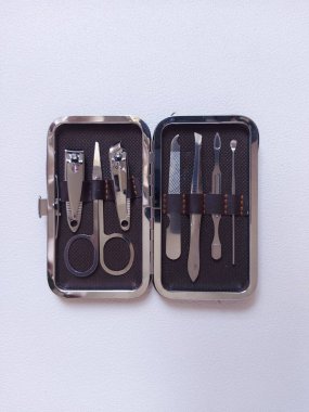 seyahat manikür pedikür seti. izole edilmiş arka plan beyaz. minimalist fotoğrafçılık. 