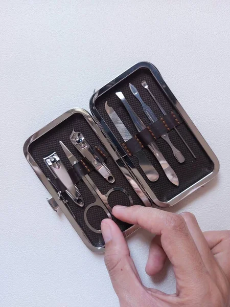 seyahat manikür pedikür seti. izole edilmiş arka plan beyaz. minimalist fotoğrafçılık. 