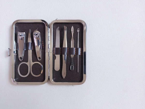 seyahat manikür pedikür seti. izole edilmiş arka plan beyaz. minimalist fotoğrafçılık. 