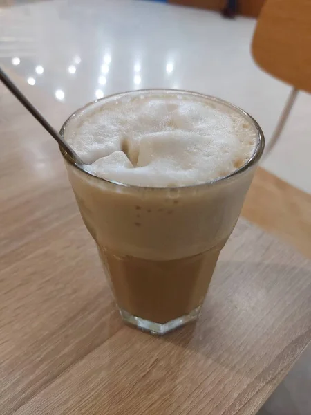 Καφέ Βανίλια Latte Πάγο Αναμειγνύεται Ένα Ποτήρι Γλυκιά Γεύση — Φωτογραφία Αρχείου