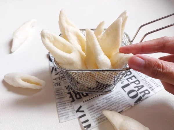 Fish Chips Auf Einem Edelstahl Bratkorb Serviert Über Lebensmittelpapier Isolierter — Stockfoto